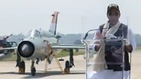 Mig-21 symbolises continuity of courage, discipline & patriotism that will inspire development of indigenous LCA-Tejas and upcoming AMCA: Raksha Mantri